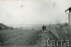 1939-1945, prawdopodobnie Jasło.
Żołnierze Wehrmachtu idą polną drogą.
Fot. NN, album nieznanego żołnierza Wehrmachtu, kolekcja Tomasza Kopańskiego, zbiory Ośrodka KARTA