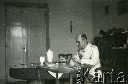 1939-1945, prawdopodobnie Jasło.
Oficer Wehrmachtu.
Fot. NN, album nieznanego żołnierza Wehrmachtu, kolekcja Tomasza Kopańskiego, zbiory Ośrodka KARTA