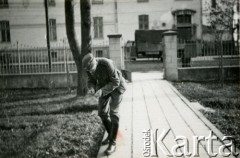 1939-1945, prawdopodobnie Jasło.
Żołnierz Wehrmachtu zapala papierosa.
Fot. NN, album nieznanego żołnierza Wehrmachtu, kolekcja Tomasza Kopańskiego, zbiory Ośrodka KARTA