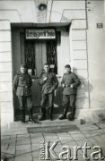 1939-1945, Jasło.
Żołnierze niemieccy w drzwiach szpitala (Ortslazarett Jaslo) przy ul. 3 maja 22.
Fot. NN, album nieznanego żołnierza Wehrmachtu, kolekcja Tomasza Kopańskiego, zbiory Ośrodka KARTA