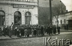 1939-1945, Jasło.
Orkiestra przed Hotelem Krakowskim przy ul. Kościuszki. W budynku mieściła się restauracja, kawiarnia i kino dźwiękowe. 
Fot. NN, album nieznanego żołnierza Wehrmachtu, kolekcja Tomasza Kopańskiego, zbiory Ośrodka KARTA