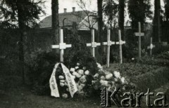 1939-1945, prawdopodobnie Jasło.
Groby niemieckich żołnierzy.
Fot. NN, album nieznanego żołnierza Wehrmachtu, kolekcja Tomasza Kopańskiego, zbiory Ośrodka KARTA