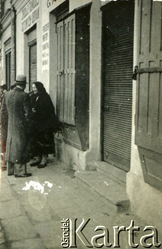 1939-1945, prawdopodobnie Jasło.
Rozmowa na ulicy.
Fot. NN, album nieznanego żołnierza Wehrmachtu, kolekcja Tomasza Kopańskiego, zbiory Ośrodka KARTA