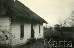 1939-1945, okolice Jasła.
Kobieta w progu domu.
Fot. NN, album nieznanego żołnierza Wehrmachtu, kolekcja Tomasza Kopańskiego, zbiory Ośrodka KARTA