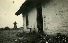 1939-1945, okolice Jasła.
Kobieta w progu domu.
Fot. NN, album nieznanego żołnierza Wehrmachtu, kolekcja Tomasza Kopańskiego, zbiory Ośrodka KARTA
