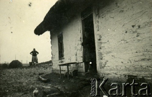 1939-1945, okolice Jasła.
Kobieta w progu domu.
Fot. NN, album nieznanego żołnierza Wehrmachtu, kolekcja Tomasza Kopańskiego, zbiory Ośrodka KARTA