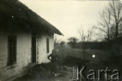 1939-1945, okolice Jasła.
Dziewczynka przed chałupą krytą strzechą.
Fot. NN, album nieznanego żołnierza Wehrmachtu, kolekcja Tomasza Kopańskiego, zbiory Ośrodka KARTA