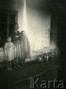1939-1945, okolice Jasła.
Dziewczynki przed domem.
Fot. NN, album nieznanego żołnierza Wehrmachtu, kolekcja Tomasza Kopańskiego, zbiory Ośrodka KARTA