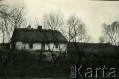 1939-1945, okolice Jasła.
Dom kryty strzechą.
Fot. NN, album nieznanego żołnierza Wehrmachtu, kolekcja Tomasza Kopańskiego, zbiory Ośrodka KARTA