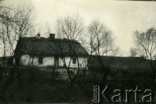 1939-1945, okolice Jasła.
Dom kryty strzechą.
Fot. NN, album nieznanego żołnierza Wehrmachtu, kolekcja Tomasza Kopańskiego, zbiory Ośrodka KARTA
