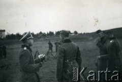1939-1945, okolice Jasła.
Żołnierze Wehrmachtu w czasie ćwiczeń.
Fot. NN, album nieznanego żołnierza Wehrmachtu, kolekcja Tomasza Kopańskiego, zbiory Ośrodka KARTA