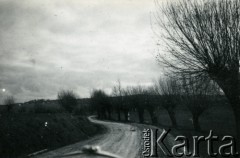 1939-1945, okolice Jasła.
Droga, zdjęcie wykonane z samochodu niemieckiego żołnierza.
Fot. NN, album nieznanego żołnierza Wehrmachtu, kolekcja Tomasza Kopańskiego, zbiory Ośrodka KARTA