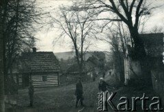 1939-1945, okolice Jasła.
Ludzie na jednej z ulic.
Fot. NN, album nieznanego żołnierza Wehrmachtu, kolekcja Tomasza Kopańskiego, zbiory Ośrodka KARTA