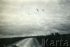 1939-1945, okolice Jasła.
Droga, na horyzoncie szyby naftowe.
Fot. NN, album nieznanego żołnierza Wehrmachtu, kolekcja Tomasza Kopańskiego, zbiory Ośrodka KARTA