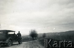 1939-1945, okolice Jasła.
Żołnierz Wehrmachtu przy samochodzie.
Fot. NN, album nieznanego żołnierza Wehrmachtu, kolekcja Tomasza Kopańskiego, zbiory Ośrodka KARTA