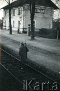 1939-1945, Biecz.
Żołnierz Wehrmachtu na dworcu.
Fot. NN, album nieznanego żołnierza Wehrmachtu, kolekcja Tomasza Kopańskiego, zbiory Ośrodka KARTA