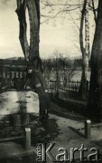 1939-1945, prawdopodobnie Jasło.
Żołnierz Wehrmachtu przy studni.
Fot. NN, album nieznanego żołnierza Wehrmachtu, kolekcja Tomasza Kopańskiego, zbiory Ośrodka KARTA