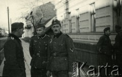 1939-1945, prawdopodobnie Jasło.
Żołnierze Wehrmachtu.
Fot. NN, album nieznanego żołnierza Wehrmachtu, kolekcja Tomasza Kopańskiego, zbiory Ośrodka KARTA