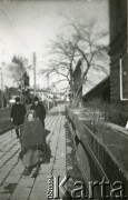1939-1945, prawdopodobnie Jasło.
Przechodnie.
Fot. NN, album nieznanego żołnierza Wehrmachtu, kolekcja Tomasza Kopańskiego, zbiory Ośrodka KARTA