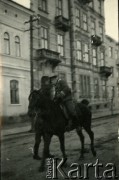 1939-1945, prawdopodobnie Jasło.
Żołnierz Wehrmachtu.
Fot. NN, album nieznanego żołnierza Wehrmachtu, kolekcja Tomasza Kopańskiego, zbiory Ośrodka KARTA