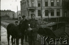 1939-1945, prawdopodobnie Jasło.
Żołnierz Wehrmachtu, w głębi widać budynek Kasy Zaliczkowej.
Fot. NN, album nieznanego żołnierza Wehrmachtu, kolekcja Tomasza Kopańskiego, zbiory Ośrodka KARTA