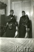 1939-1945, prawdopodobnie Jasło.
Żołnierze Wehrmachtu.
Fot. NN, album nieznanego żołnierza Wehrmachtu, kolekcja Tomasza Kopańskiego, zbiory Ośrodka KARTA