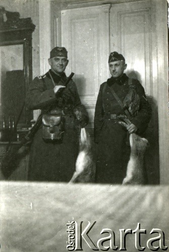 1939-1945, prawdopodobnie Jasło.
Żołnierze Wehrmachtu.
Fot. NN, album nieznanego żołnierza Wehrmachtu, kolekcja Tomasza Kopańskiego, zbiory Ośrodka KARTA