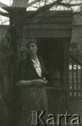 1939-1945, prawdopodobnie okolice Jasła.
Nieznana kobieta.
Fot. NN, album nieznanego żołnierza Wehrmachtu, kolekcja Tomasza Kopańskiego, zbiory Ośrodka KARTA