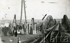 1939-1945, prawdopodobnie Jasło.
Żołnierze Wehrmachtu przy moście kolejowym.
Fot. NN, album nieznanego żołnierza Wehrmachtu, kolekcja Tomasza Kopańskiego, zbiory Ośrodka KARTA