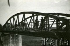 1939-1945, prawdopodobnie okolice Jasła.
Ludzie na moście kolejowym.
Fot. NN, album nieznanego żołnierza Wehrmachtu, kolekcja Tomasza Kopańskiego, zbiory Ośrodka KARTA