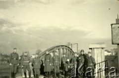 1939-1945, prawdopodobnie Jasło.
Żołnierze Wehrmachtu na moście kolejowym.
Fot. NN, album nieznanego żołnierza Wehrmachtu, kolekcja Tomasza Kopańskiego, zbiory Ośrodka KARTA