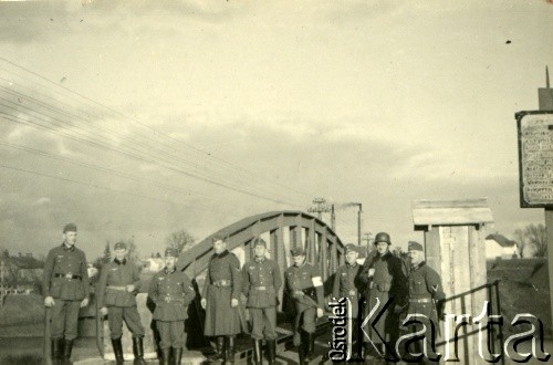 1939-1945, prawdopodobnie Jasło.
Żołnierze Wehrmachtu na moście kolejowym.
Fot. NN, album nieznanego żołnierza Wehrmachtu, kolekcja Tomasza Kopańskiego, zbiory Ośrodka KARTA