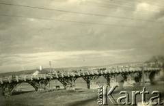1939-1945, okolice Jasła.
Nowobudowany most.
Fot. NN, album nieznanego żołnierza Wehrmachtu, kolekcja Tomasza Kopańskiego, zbiory Ośrodka KARTA
