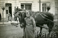 1939-1945, prawdopodobnie Jasło.
Żołnierz Wehrmachtu.
Fot. NN, album nieznanego żołnierza Wehrmachtu, kolekcja Tomasza Kopańskiego, zbiory Ośrodka KARTA