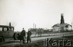 1939-1945, Niegłowice koło Jasła.
Żołnierze Wehrmachtu, w tle rafineria ropy naftowej.
Fot. NN, album nieznanego żołnierza Wehrmachtu, kolekcja Tomasza Kopańskiego, zbiory Ośrodka KARTA