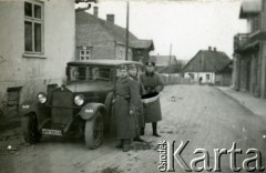 1939-1945, prawdopodobnie Jasło.
Żołnierze Wehrmachtu przy samochodzie. 
Fot. NN, album nieznanego żołnierza Wehrmachtu, kolekcja Tomasza Kopańskiego, zbiory Ośrodka KARTA