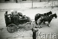 1939-1945, prawdopodobnie Jasło.
Żołnierze Wehrmachtu przeszukują wóz.
Fot. NN, album nieznanego żołnierza Wehrmachtu, kolekcja Tomasza Kopańskiego, zbiory Ośrodka KARTA