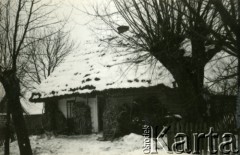 1939-1945, okolice Jasła.
Dom kryty strzechą.
Fot. NN, album nieznanego żołnierza Wehrmachtu, kolekcja Tomasza Kopańskiego, zbiory Ośrodka KARTA