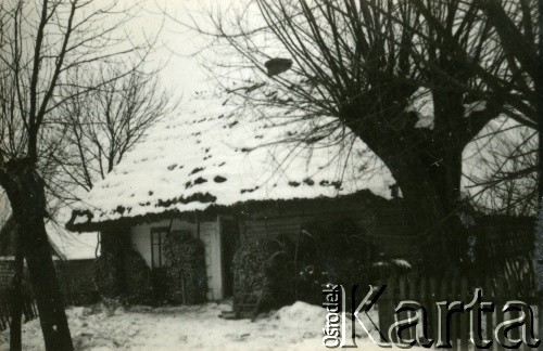 1939-1945, okolice Jasła.
Dom kryty strzechą.
Fot. NN, album nieznanego żołnierza Wehrmachtu, kolekcja Tomasza Kopańskiego, zbiory Ośrodka KARTA