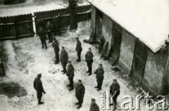 1939-1945, prawdopodobnie Jasło.
Żołnierze Wehrmachtu w czasie apelu.
Fot. NN, album nieznanego żołnierza Wehrmachtu, kolekcja Tomasza Kopańskiego, zbiory Ośrodka KARTA