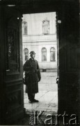 1939-1945, prawdopodobnie Jasło.
Żołnierz Wehrmachtu w bramie kamiennicy.
Fot. NN, album nieznanego żołnierza Wehrmachtu, kolekcja Tomasza Kopańskiego, zbiory Ośrodka KARTA