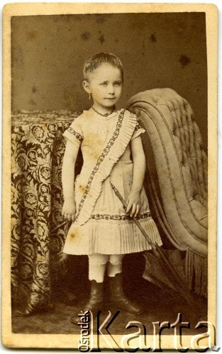 Ok. 1900, Eisenach, Niemcy.
Portret dziewczynki.
Fot. Photographisches Atelier C.M. Hensgen Photograph Eisenach Obere Querstr B.78, album nieznanego żołnierza Wehrmachtu, kolekcja Tomasza Kopańskiego, zbiory Ośrodka KARTA