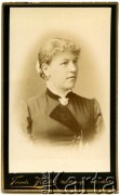 Ok. 1900, Weimar, Niemcy.
Portret kobiety.
Fot. Friedr. Hertel Hof-Photograph Weimar Schutzengasse 5, album nieznanego żołnierza Wehrmachtu, kolekcja Tomasza Kopańskiego, zbiory Ośrodka KARTA