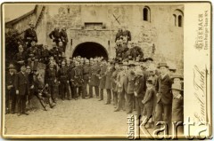 Ok. 1900, Eisenach, Niemcy.
Prawdopodobnie strażacy.
Fot. Emil Tesch Obere Prediger-Gasse n.4 Eisenach, album nieznanego żołnierza Wehrmachtu, kolekcja Tomasza Kopańskiego, zbiory Ośrodka KARTA