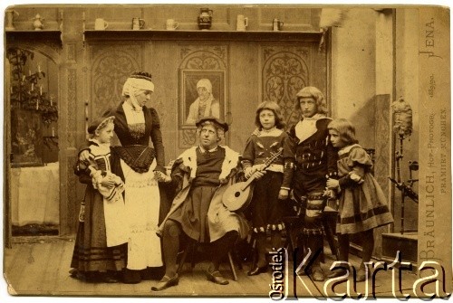 Ok. 1900, Niemcy.
Rodzina w kostiumach. 
Fot. C. Braunlich Hofphotograph Pramiirt Munchen Jena, album nieznanego żołnierza Wehrmachtu, kolekcja Tomasza Kopańskiego, zbiory Ośrodka KARTA