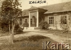 Lata 30., Zalesie, woj. wileńskie, Polska.
Drewniany dwór w Zalesiu.
Fot. NN, zbiory Ośrodka KARTA, przekazała Anna Masewicz.