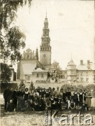 1939, Częstochowa, woj. kieleckie, Polska.
Zdjęcie grupowe wykonane podczas wycieczki szkolnej pod zespołem klasztornym paulinów na Jasnej Górze w Częstochowie.
Fot. NN, zbiory Ośrodka KARTA, przekazała Anna Masewicz.