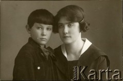 29.03.1928, brak miejsca.
Portert kobiety z synem. U dołu odręczny napis: 