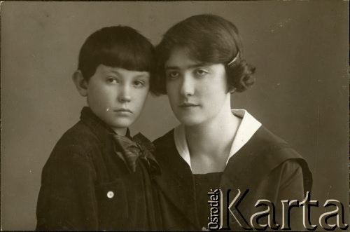 29.03.1928, brak miejsca.
Portert kobiety z synem. U dołu odręczny napis: 