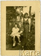 14.08.1946, Lusaka, Rodezja Północna.
Kobiety z dzieckiem w ogrodzie. Na odwrocie odręczny napis: 